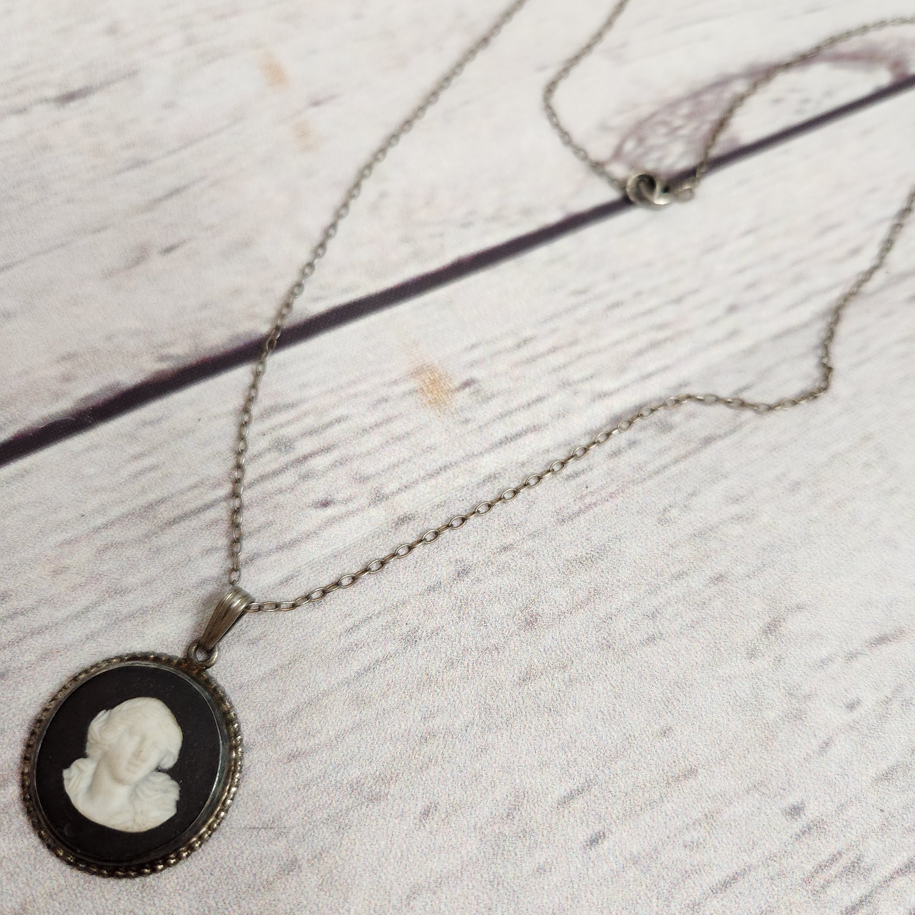 Wedgwood Black And White Cameo Necklace With Silver Chain 22$